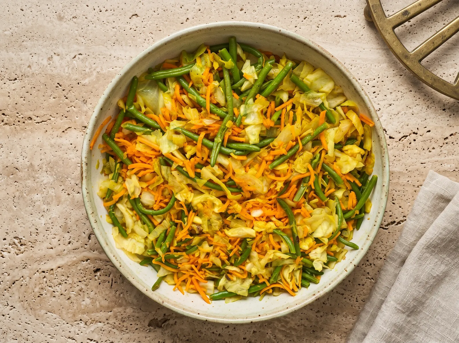 Achards de légumes — orange Karottenstreifen und grüne Gemüsestreifen auf einem weißen Teller