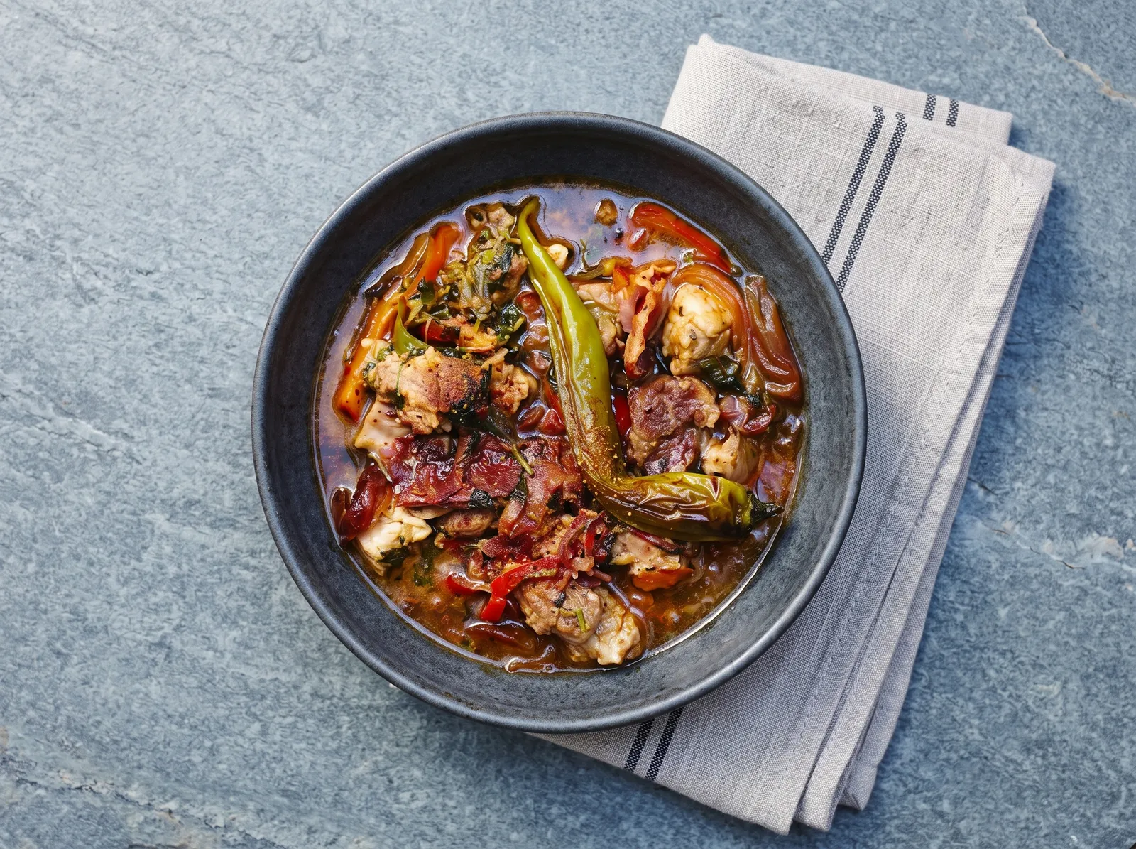 Axoa de veau — Kalbfleischstücke und Paprika in Sauce in einer kleinen runden Schüssel