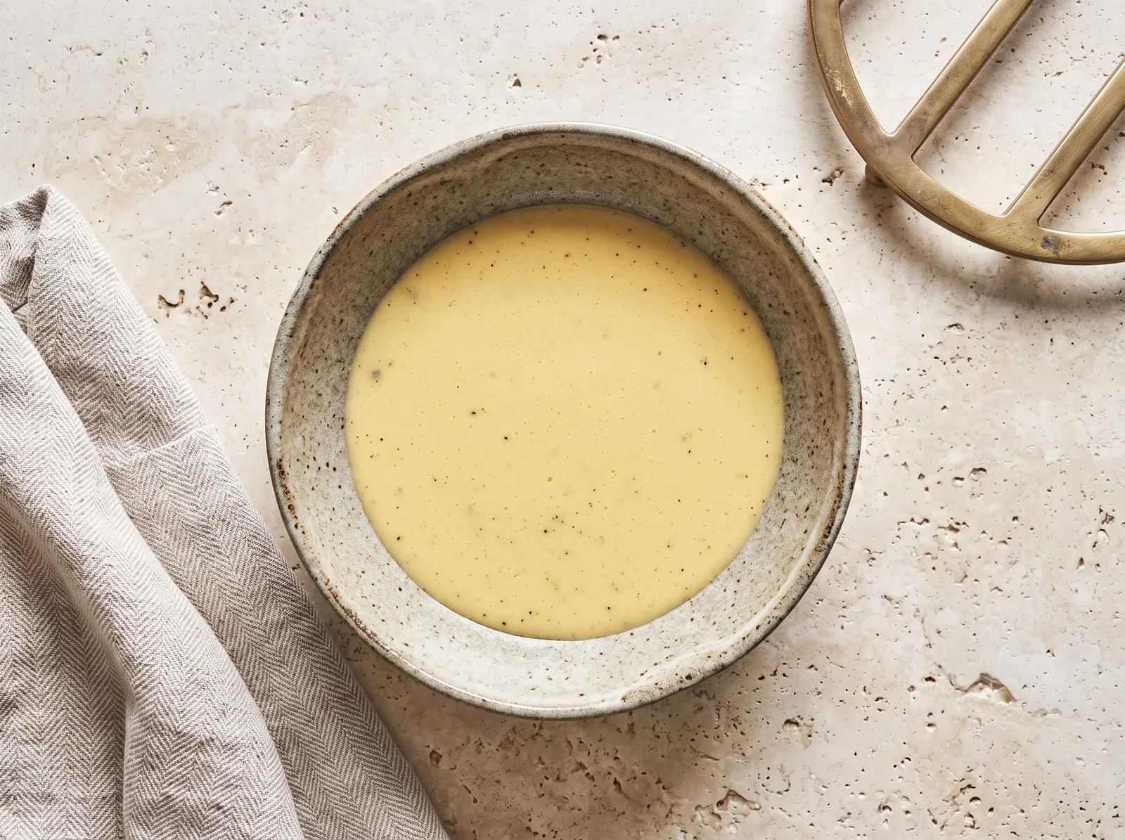 Beurre blanc nantais — in einer weißen Sauciere