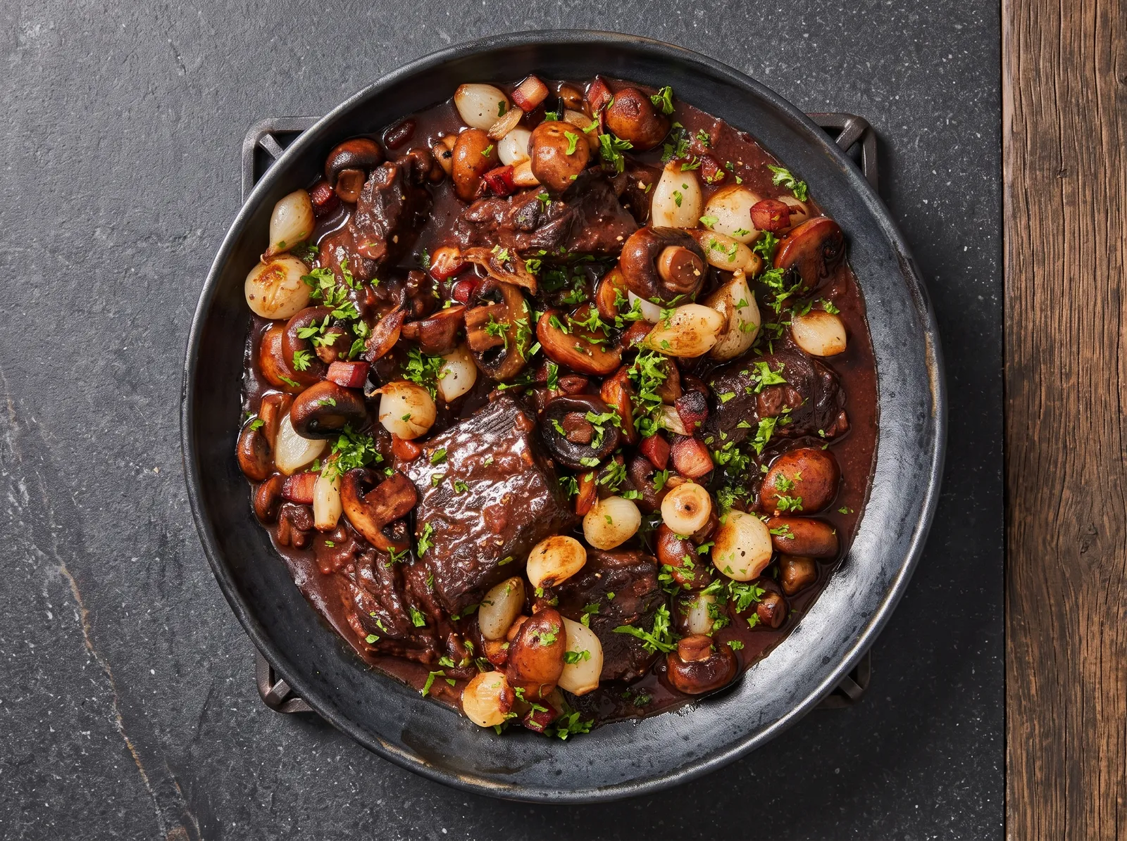 Bœuf bourguignon — in einer Schüssel angerichtet