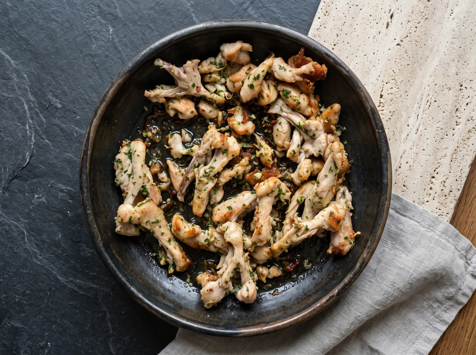 Bréchets de poulet à la persillade — in einer Pfanne gezeigt