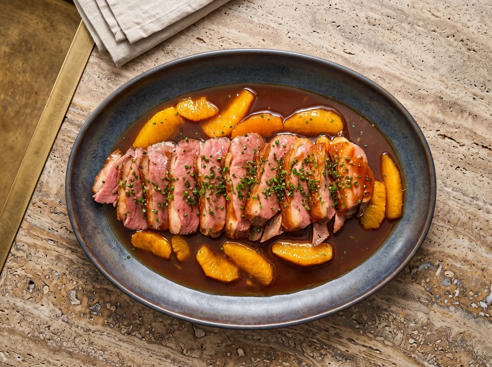 Canard à l’orange — auf einer Servierplatte angerichtet