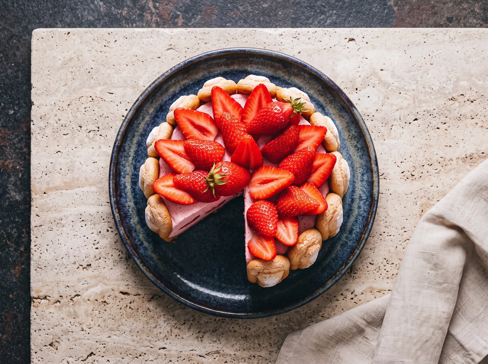 Charlotte aux fraises:盛在餐盘中