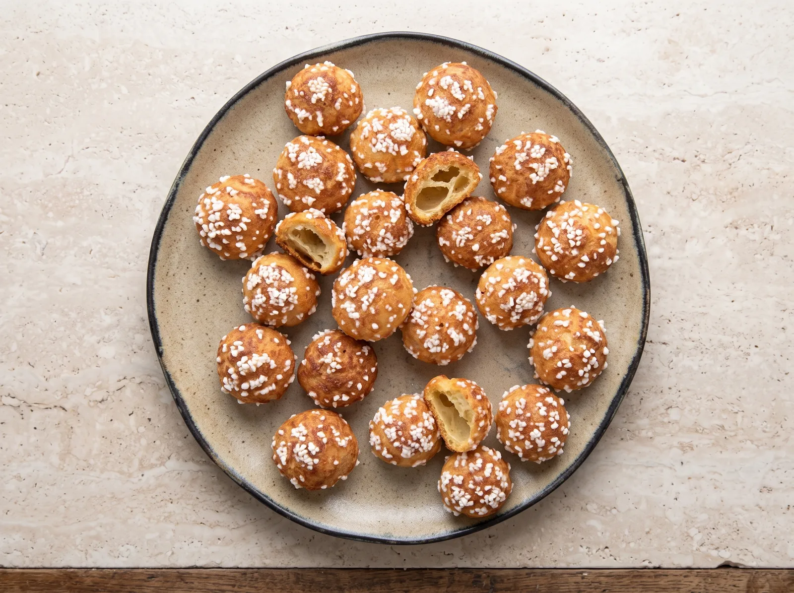 Chouquettes — mehrere gebackene Teilchen zusammen gezeigt