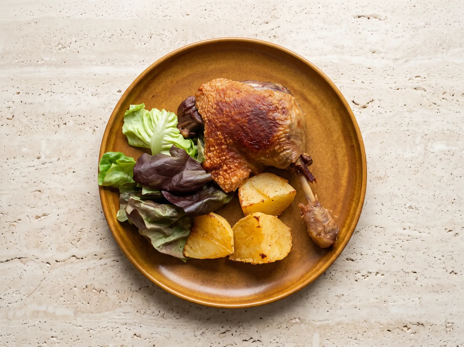 Confit de canard — auf einem Teller angerichtet