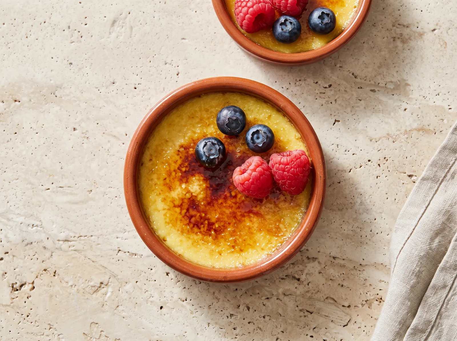 Crème brûlée — in einer kleinen Keramikform gezeigt