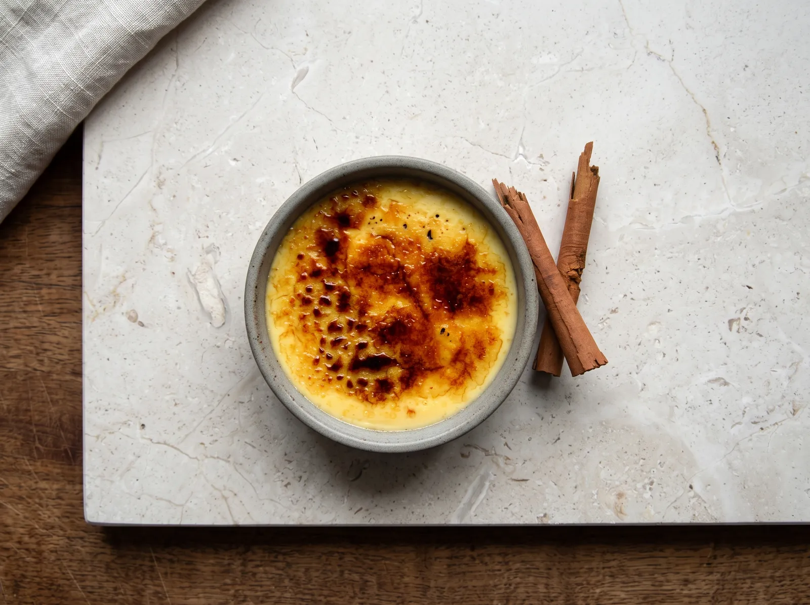Crème catalane — in einer Schüssel angerichtet