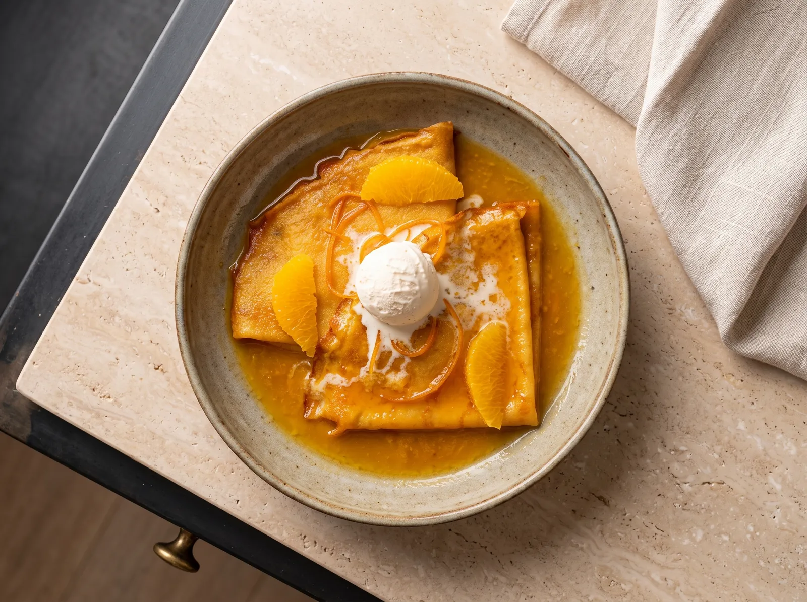 Crêpes Suzette — auf einem Teller angerichtet