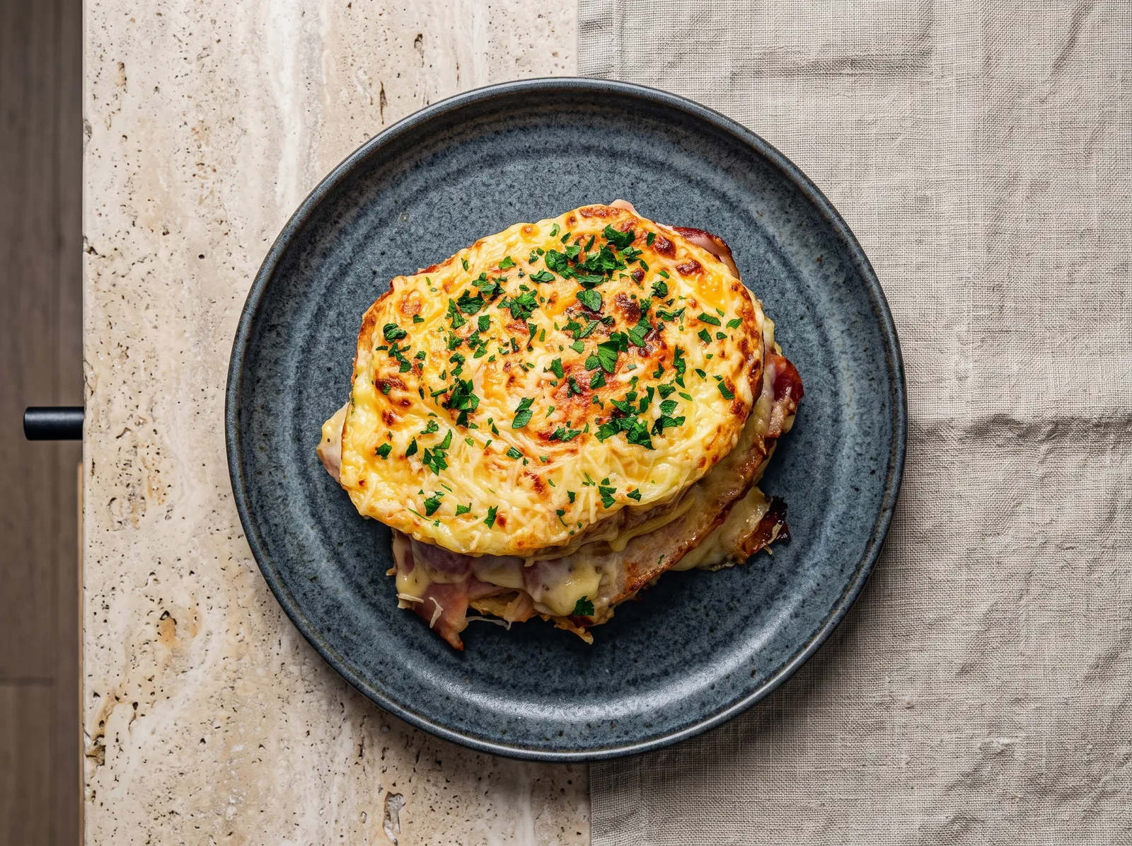 Croque-monsieur — auf einem Brett angerichtet