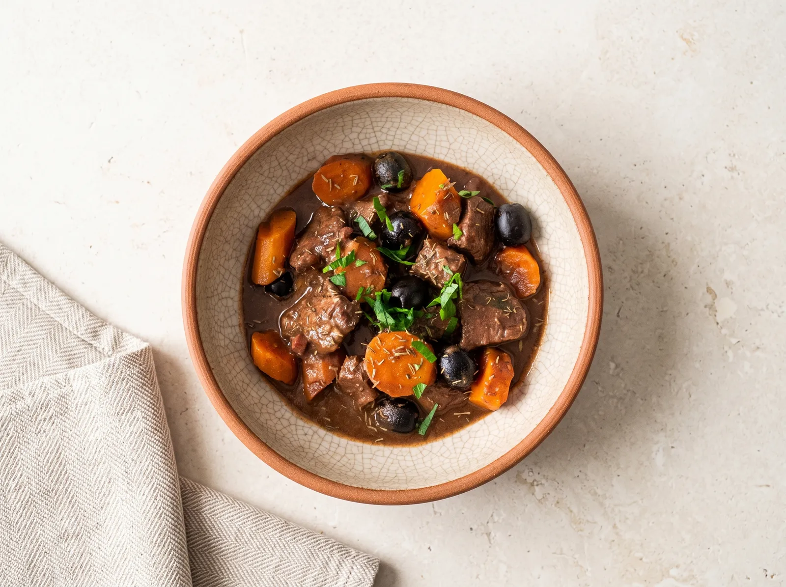 Daube provençale — auf einem Teller angerichtet