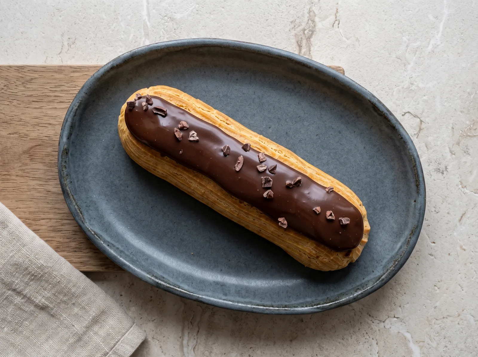 Éclair au chocolat — in Nahaufnahme gezeigt