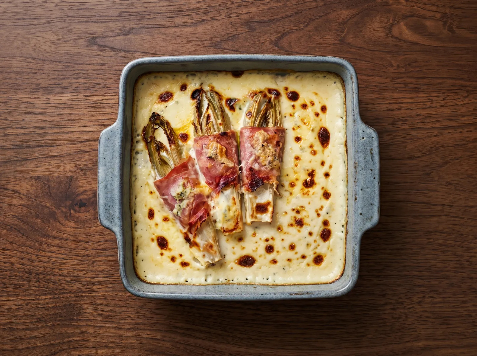 Endives au jambon — in einer Servierschale angerichtet