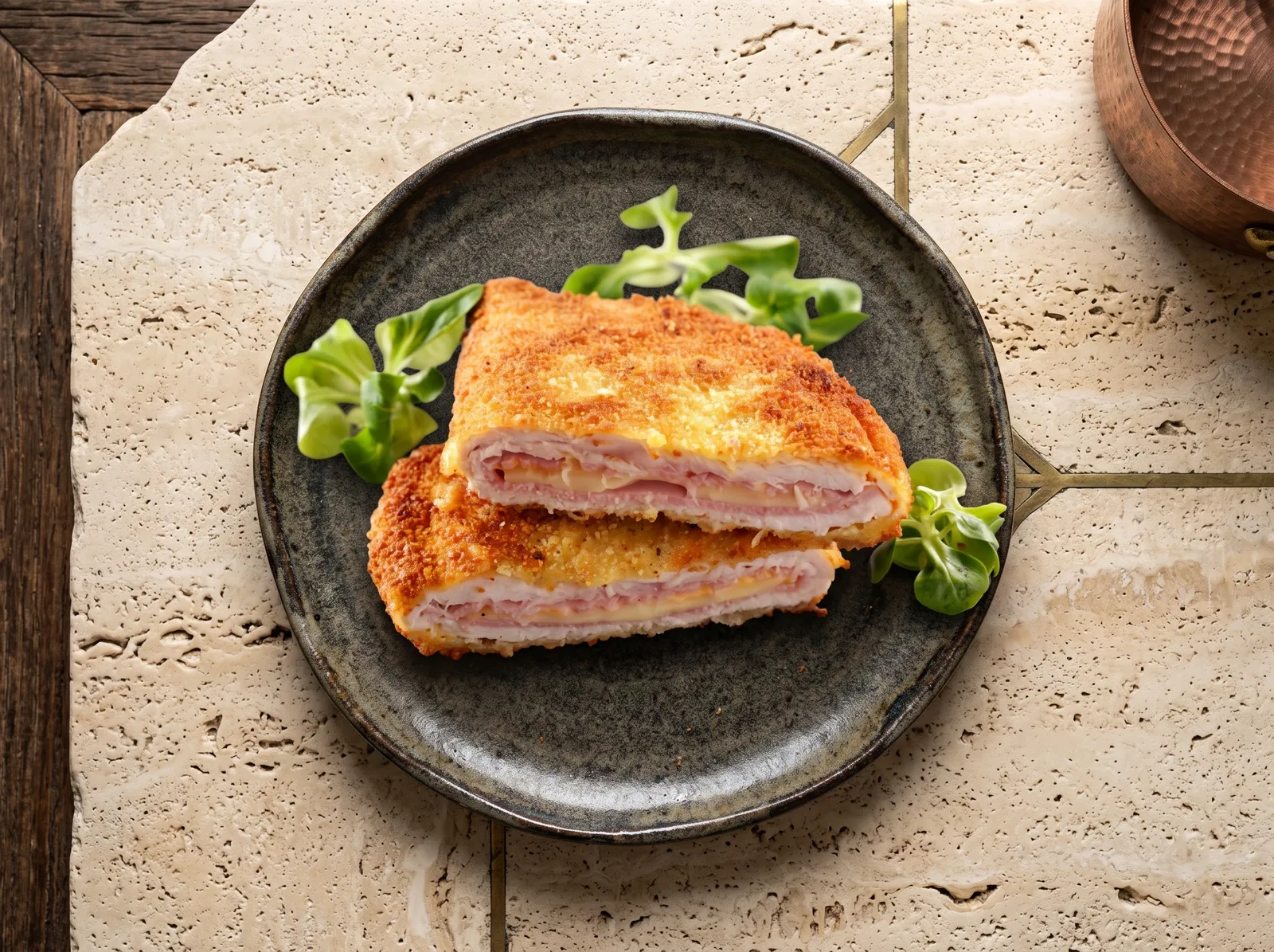 Escalope cordon bleu — auf einem Teller angerichtet