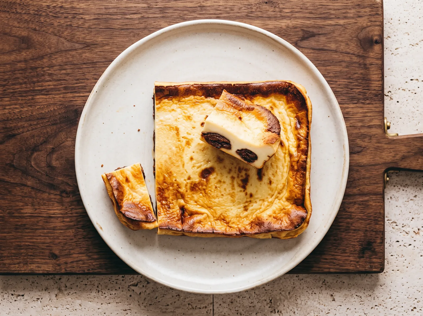 Far breton aux pruneaux — in einer Auflaufform gezeigt