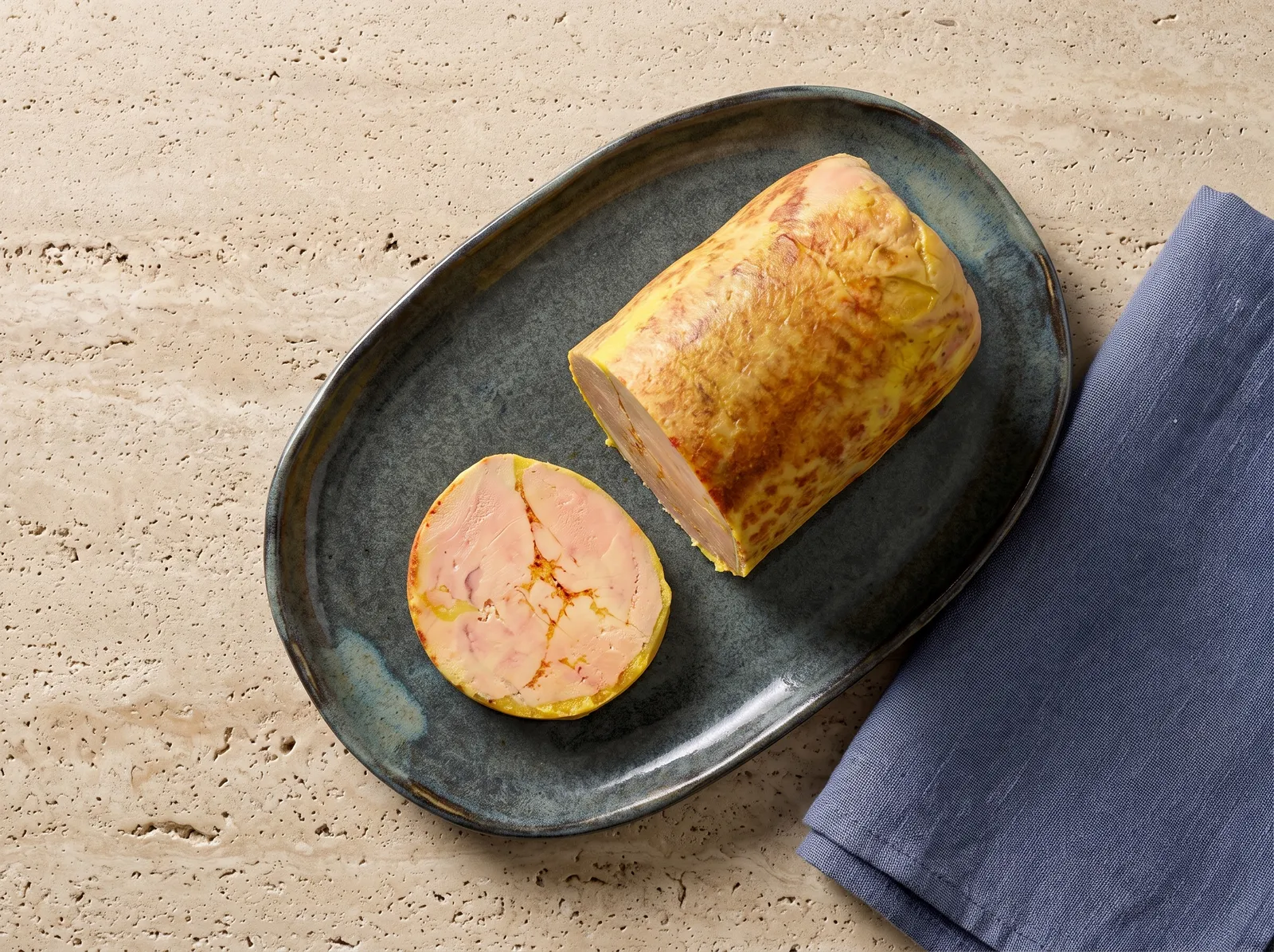 Foie gras mi-cuit — auf einer Servierplatte angerichtet