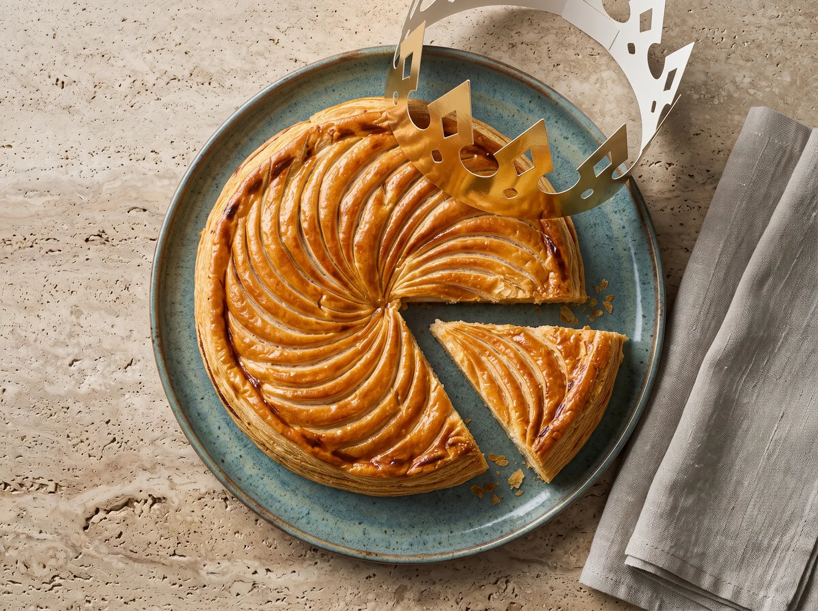 Galette des rois à la frangipane — mit sichtbarem Anschnitt gezeigt