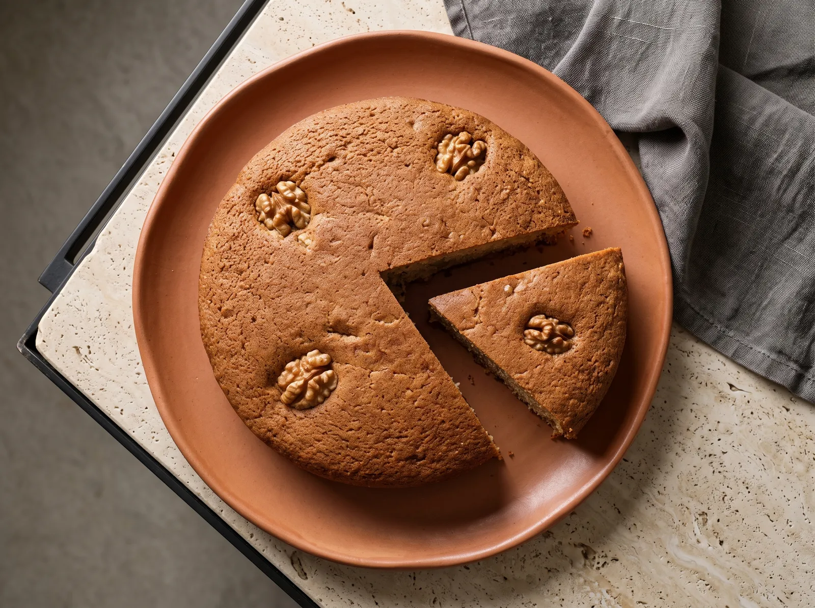Gâteau aux noix du Périgord — mit sichtbarem Anschnitt gezeigt