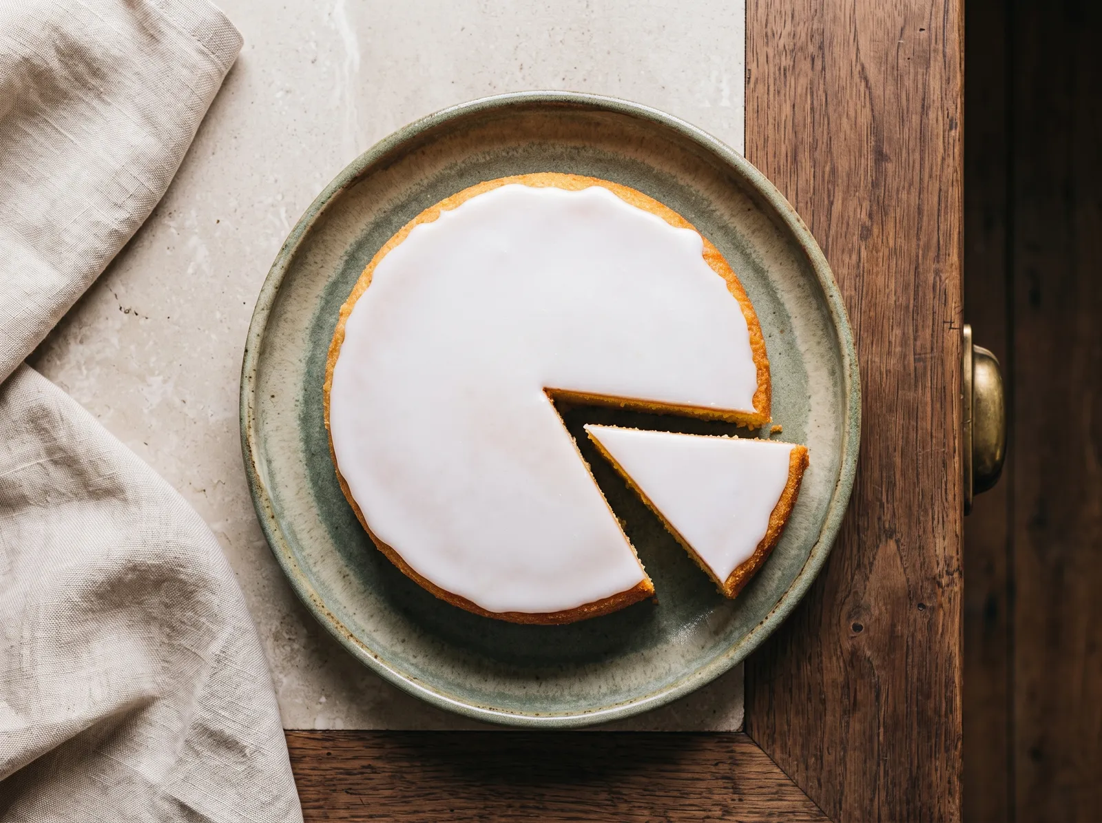 Gâteau nantais — auf einem Abkühlgitter