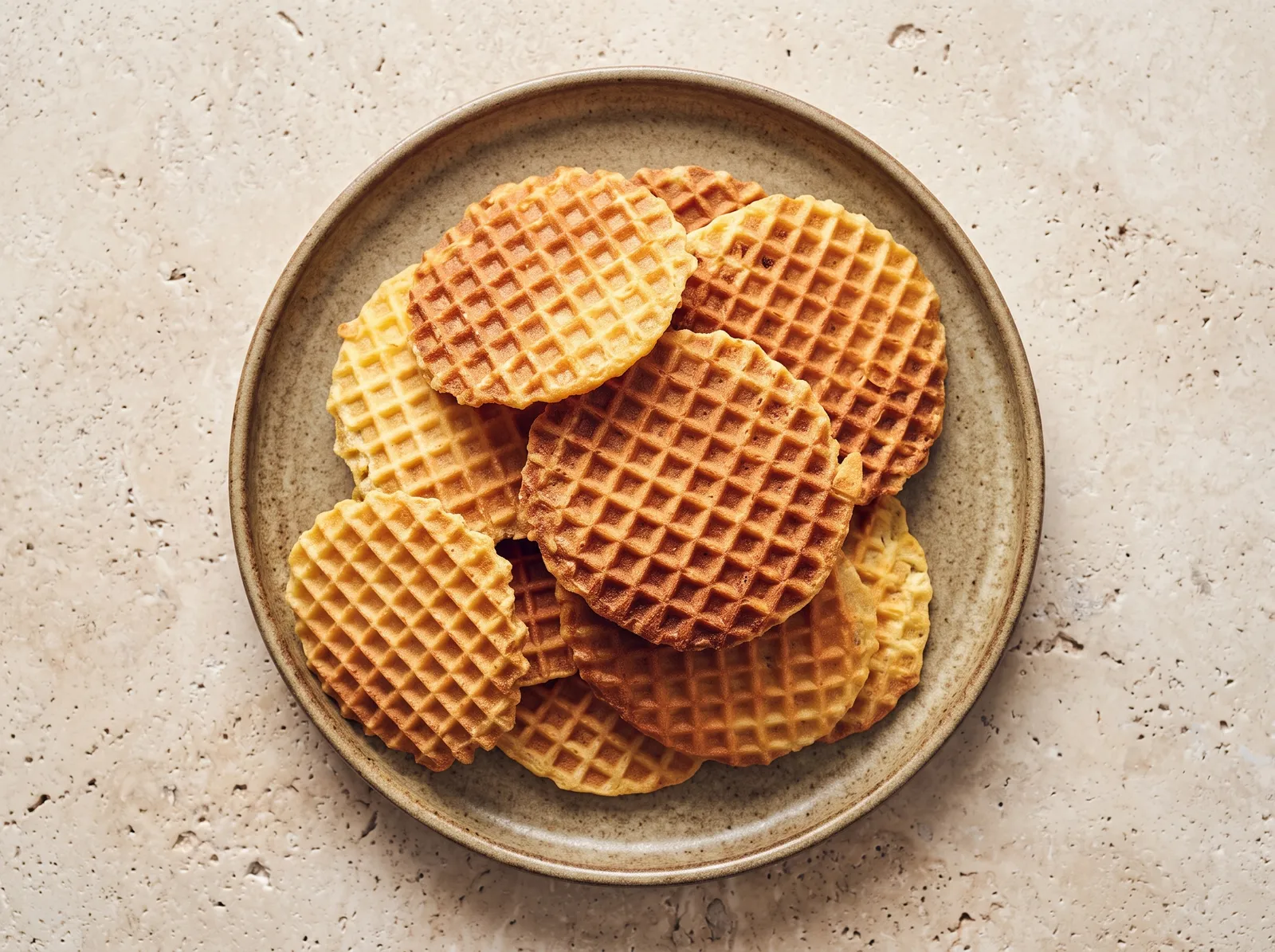 Gaufre lilloise fourrée — auf einem Teller angerichtet