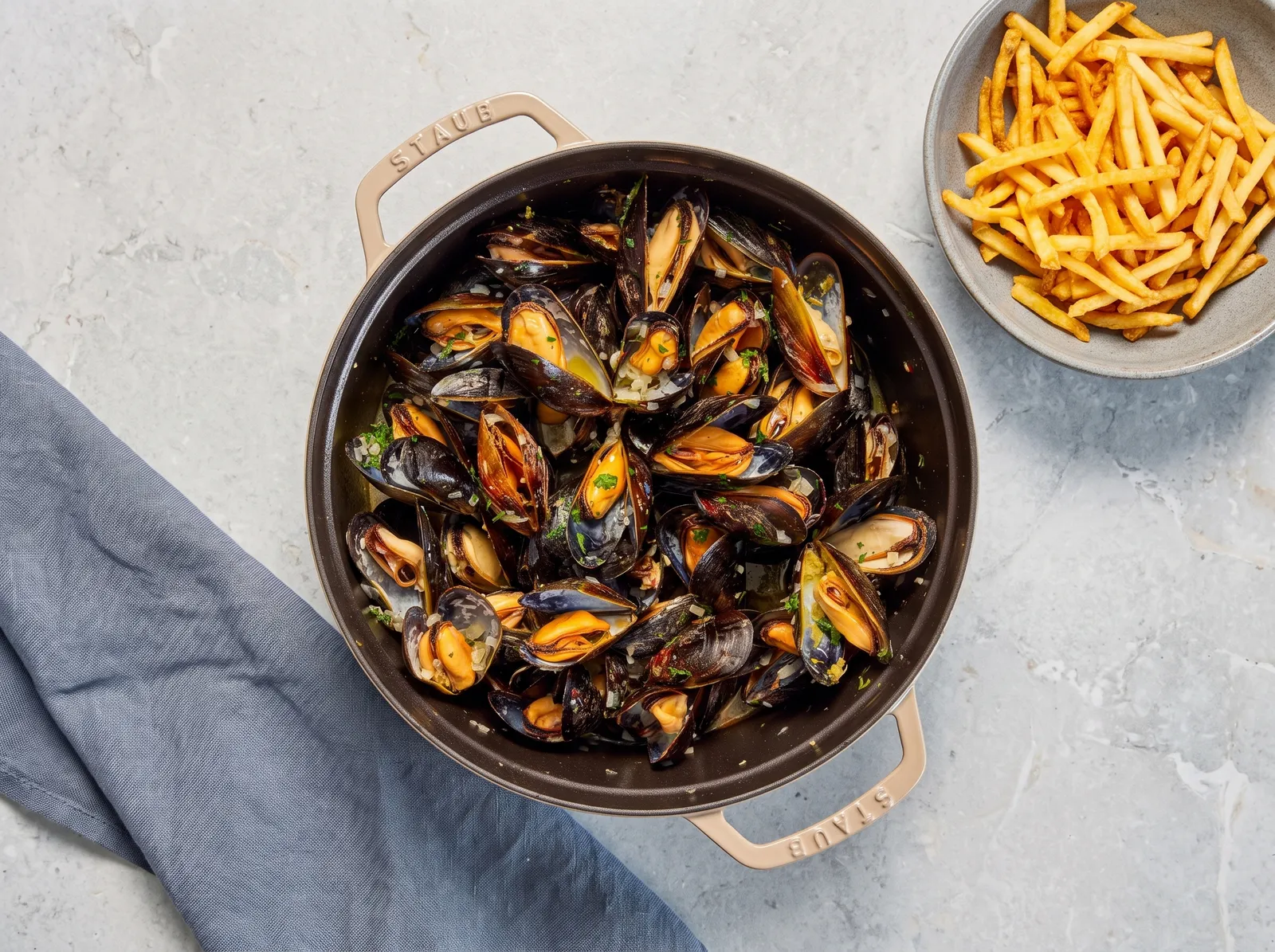 Moules-frites — in einer Pfanne gezeigt