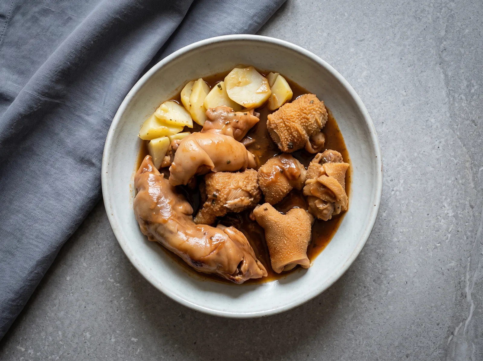 Pieds et paquets — auf einem Teller angerichtet