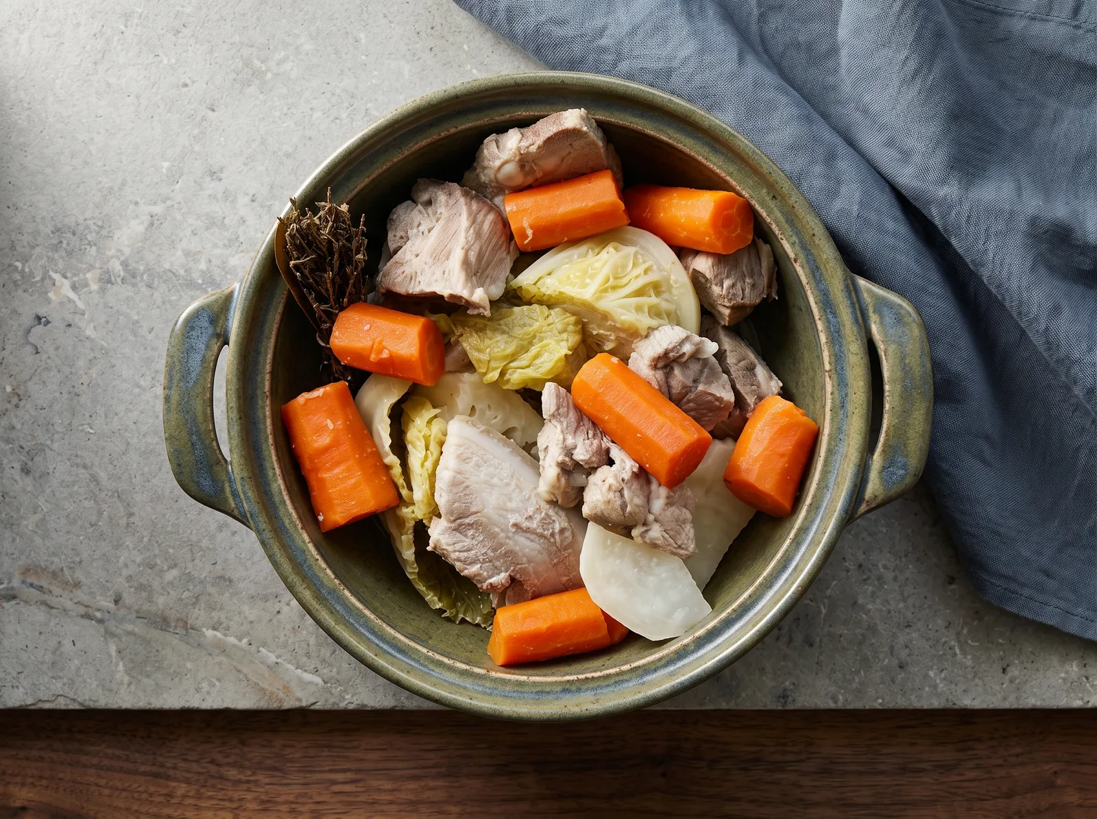 Potée bourguignonne — in einer Schüssel angerichtet