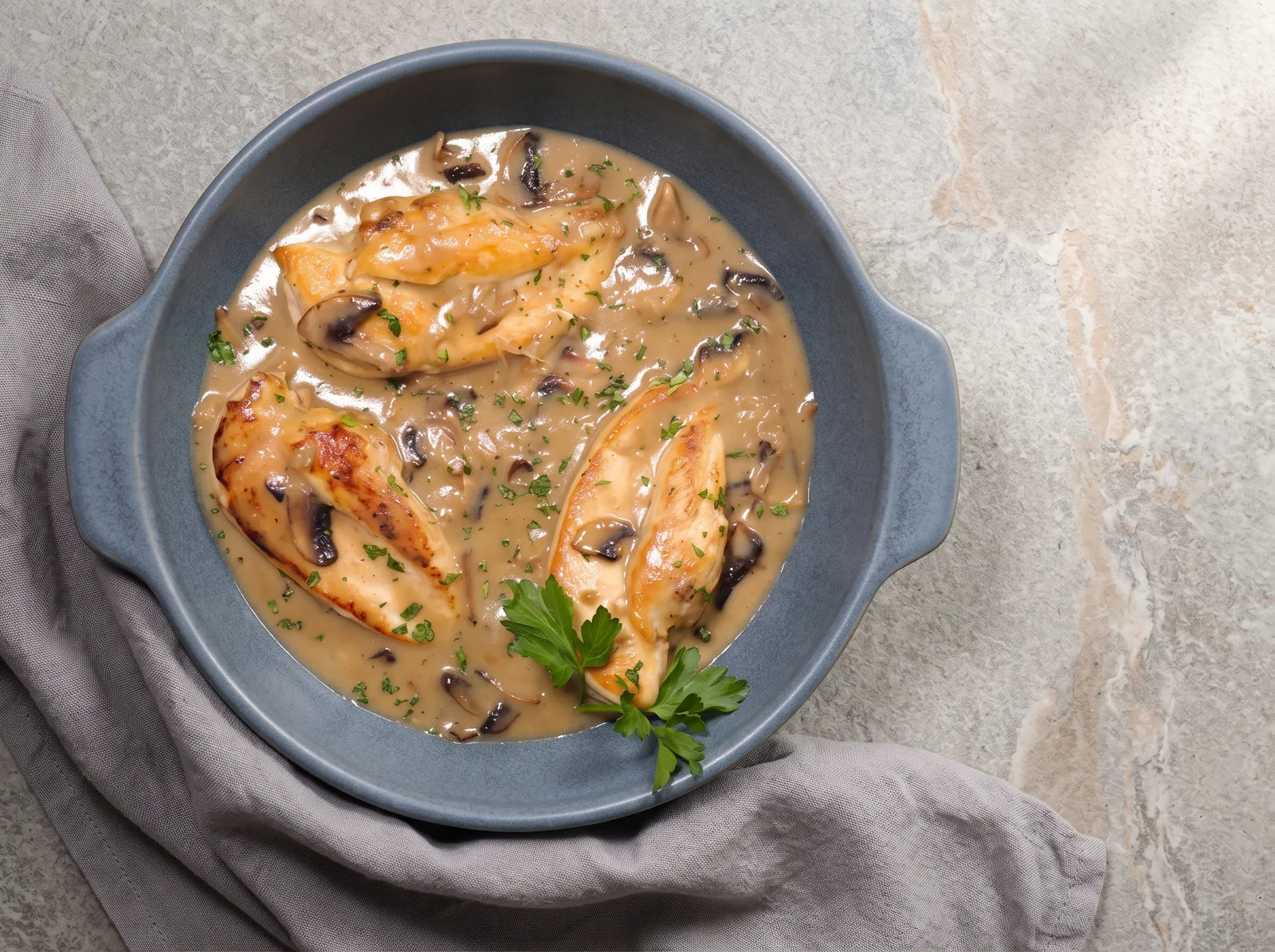 Poulet de Bresse à la crème — in einer Pfanne gezeigt