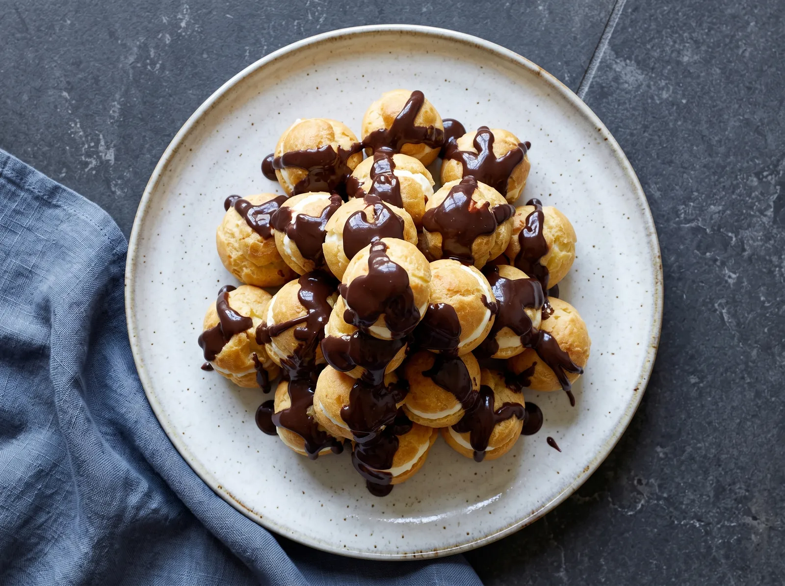 Profiteroles au chocolat — zu einer hohen Pyramide gestapelt