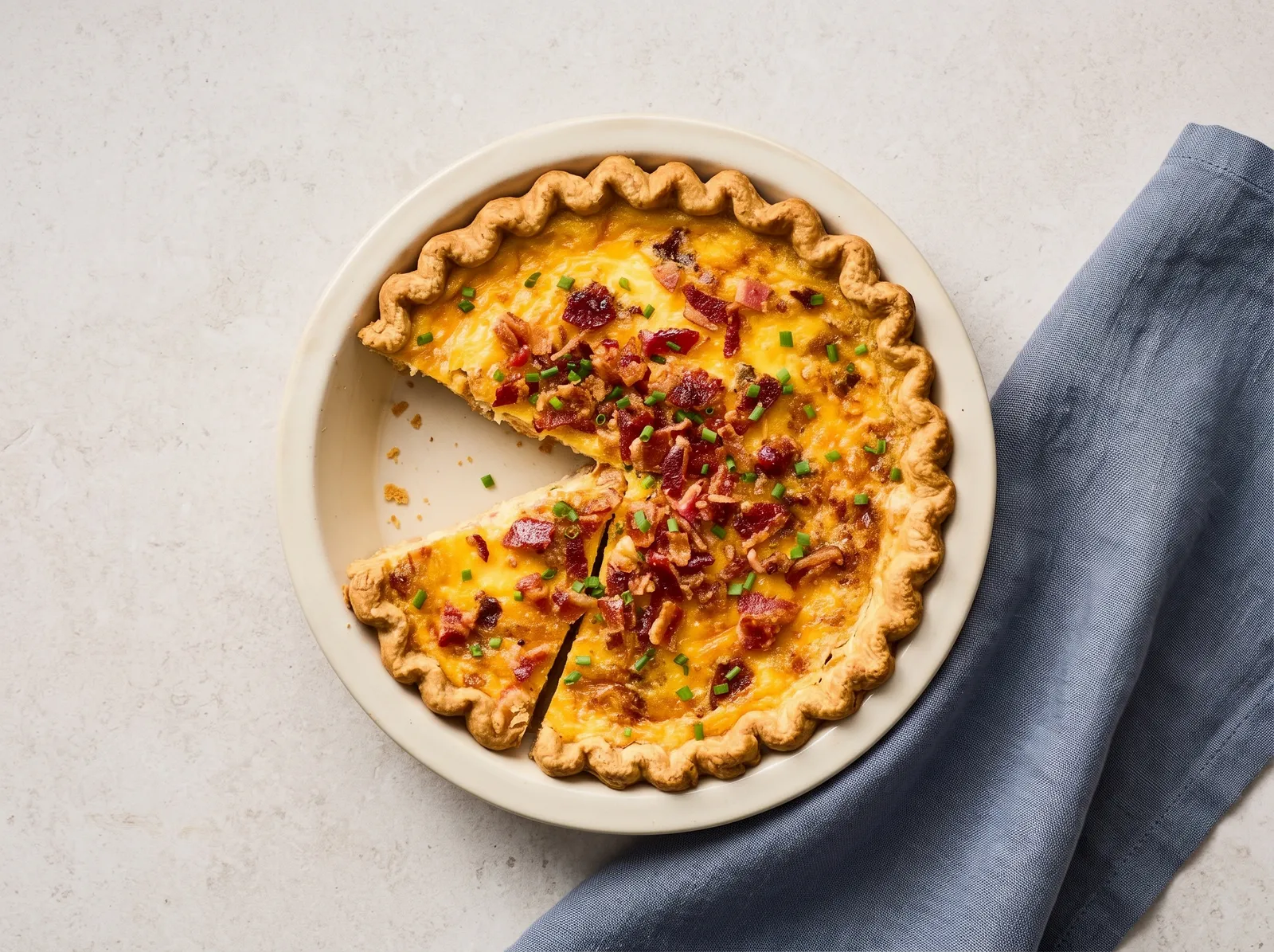 Quiche lorraine — mit sichtbarem Anschnitt gezeigt