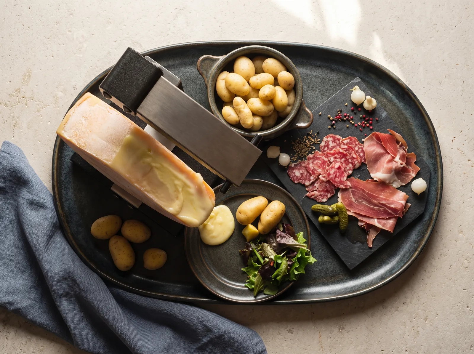 Raclette savoyarde — auf einem Teller angerichtet