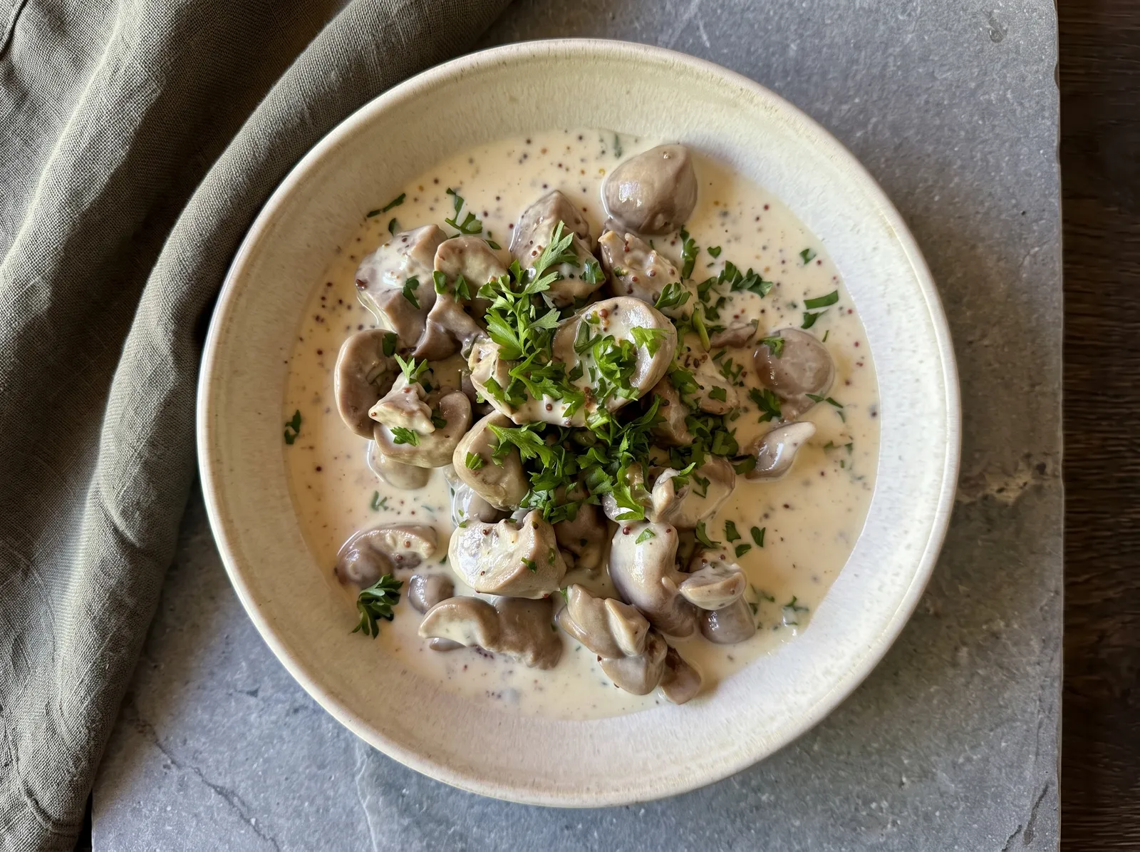 Rognons de veau à la moutarde — auf einem Teller angerichtet