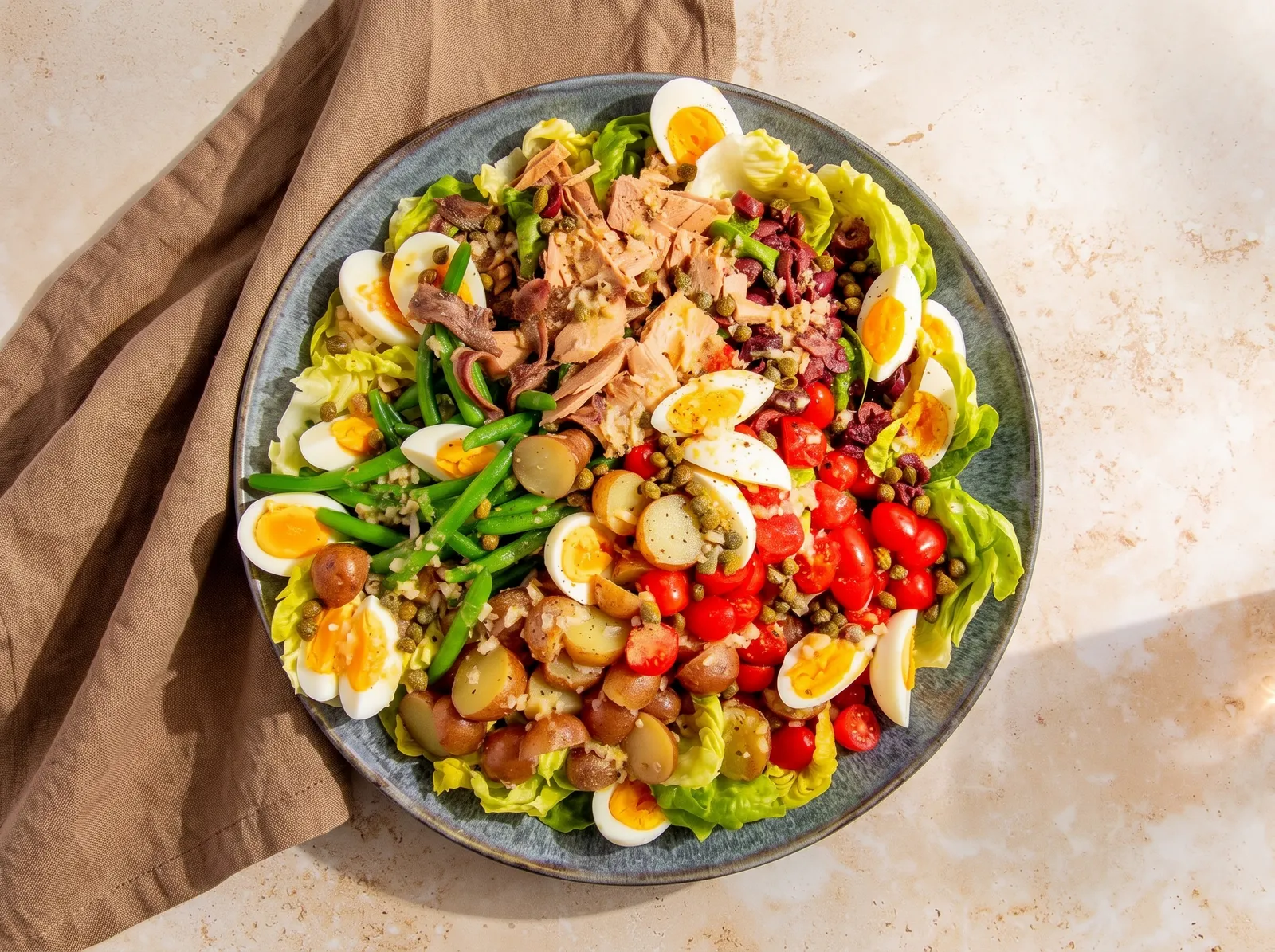 Salade niçoise — auf einer Servierplatte angerichtet
