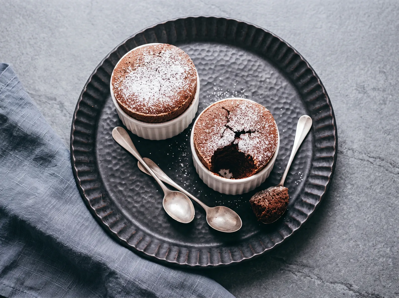 Soufflé au chocolat — in einer kleinen Keramikform gezeigt