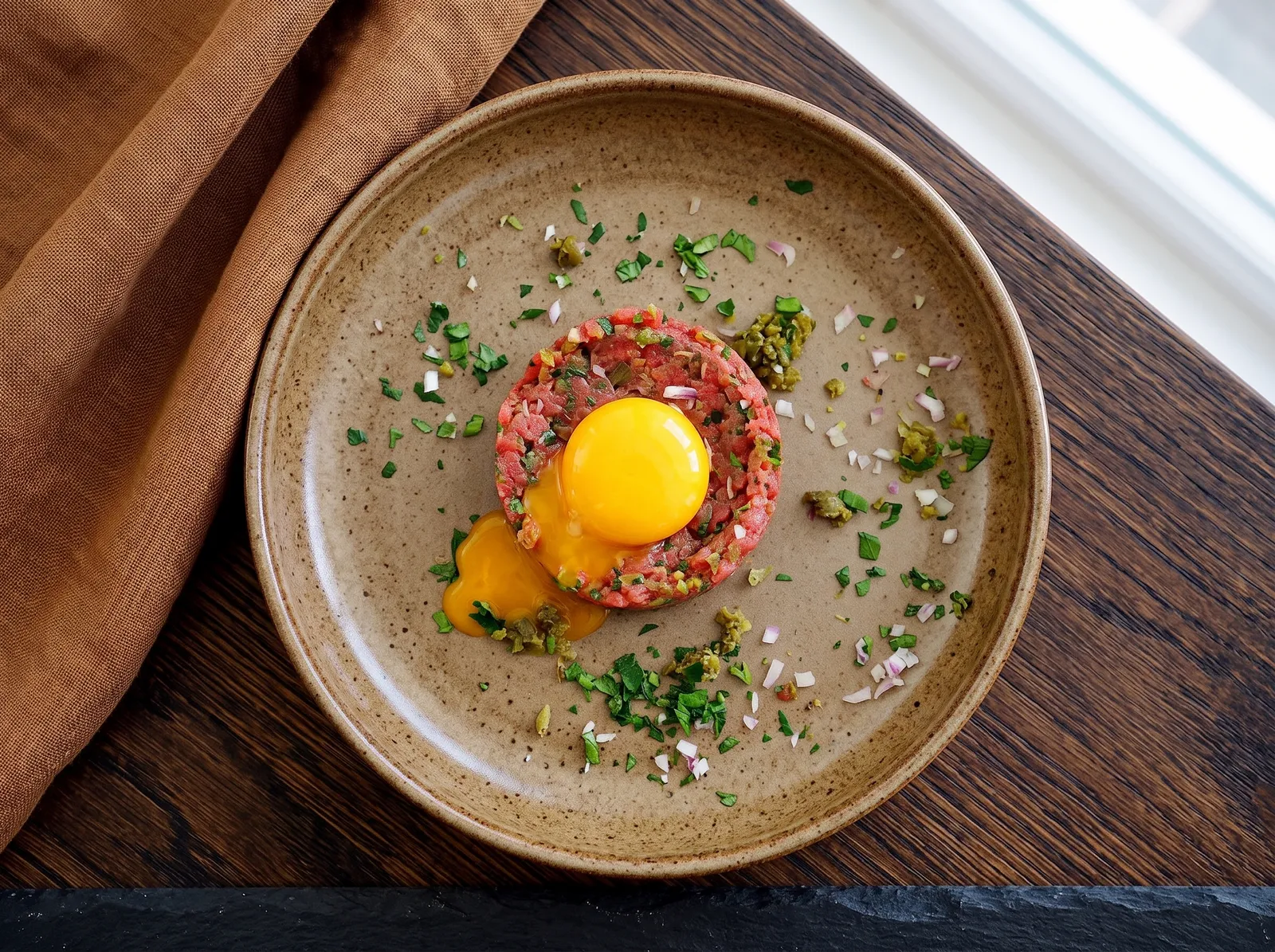 Steak tartare — auf einem Teller angerichtet