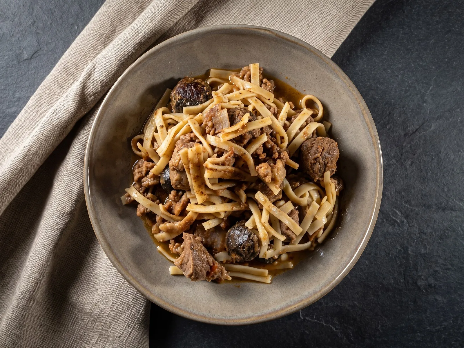 Stufatu corse mit Fleisch und Tagliatelle in einer grauen Schale