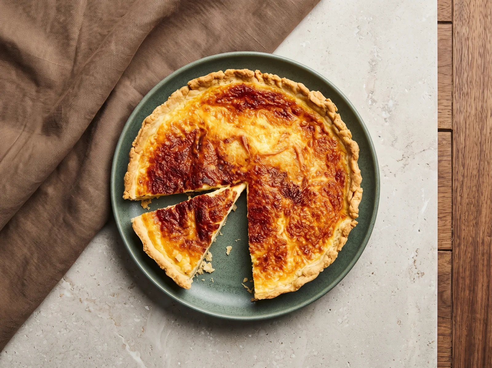 Tarte au maroilles — mit sichtbarem Anschnitt gezeigt